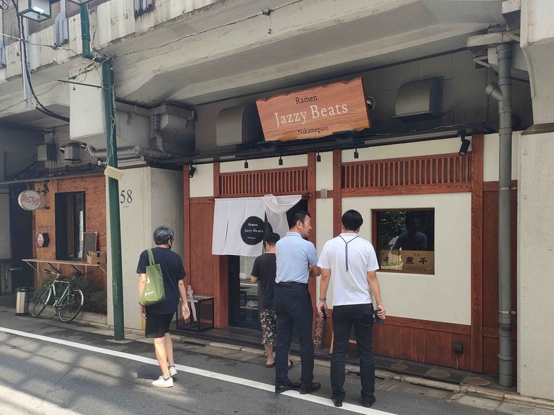 Khách hàng đứng chờ trước nhà hàng Jazzy Beats ramen