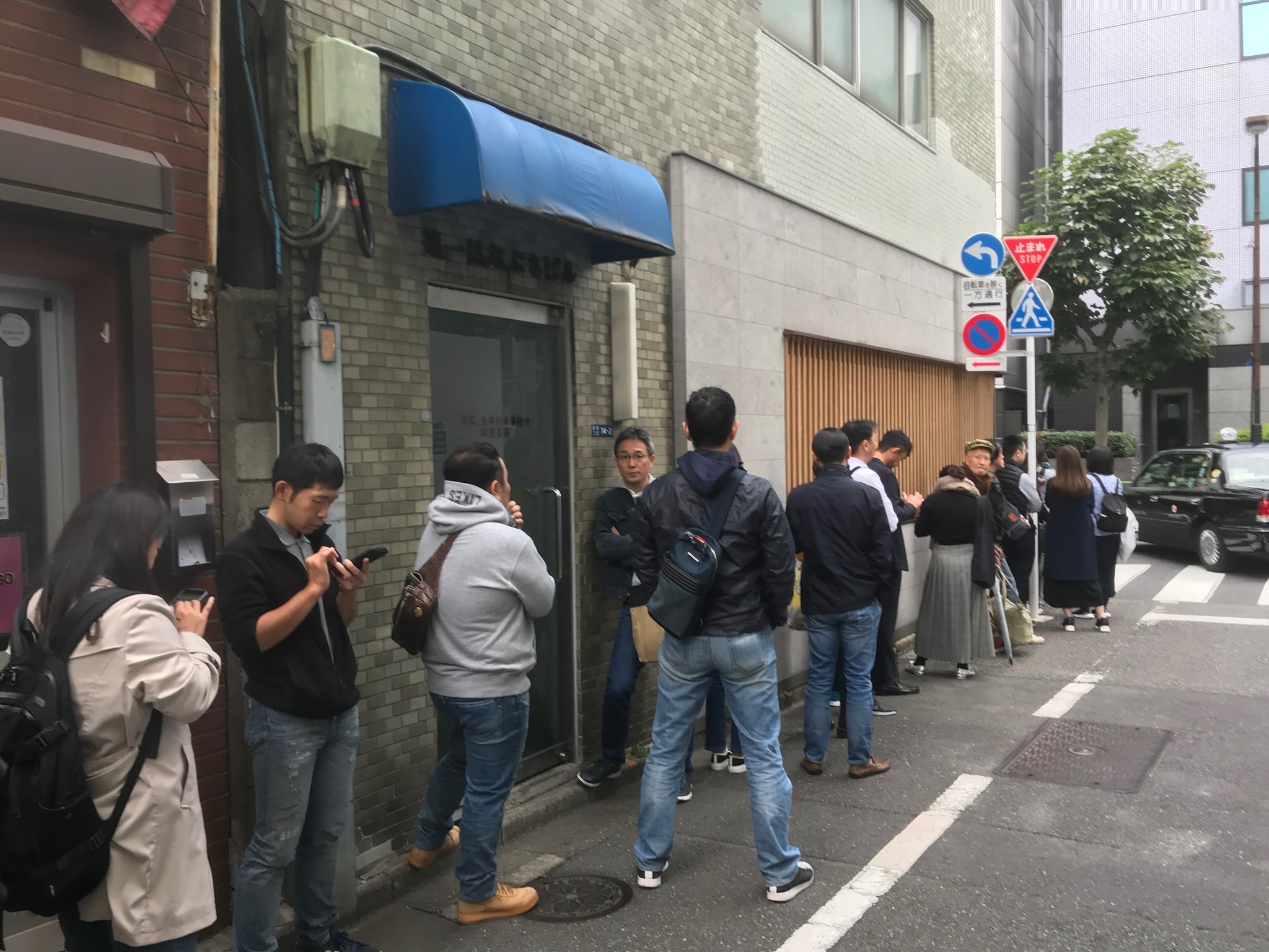 Hàng dài người xếp hàng chờ đợi trước nhà hàng ramen Ginza Hachigou hang-dai-nguoi-xep-hang-cho-doi-truoc-nha-hang-ginza-hachigou