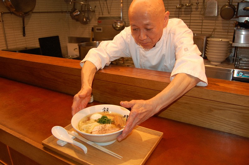 Yasushi Matsumura, quản lí của nhà hàng Ginza Hachigou yasushi-matsumura