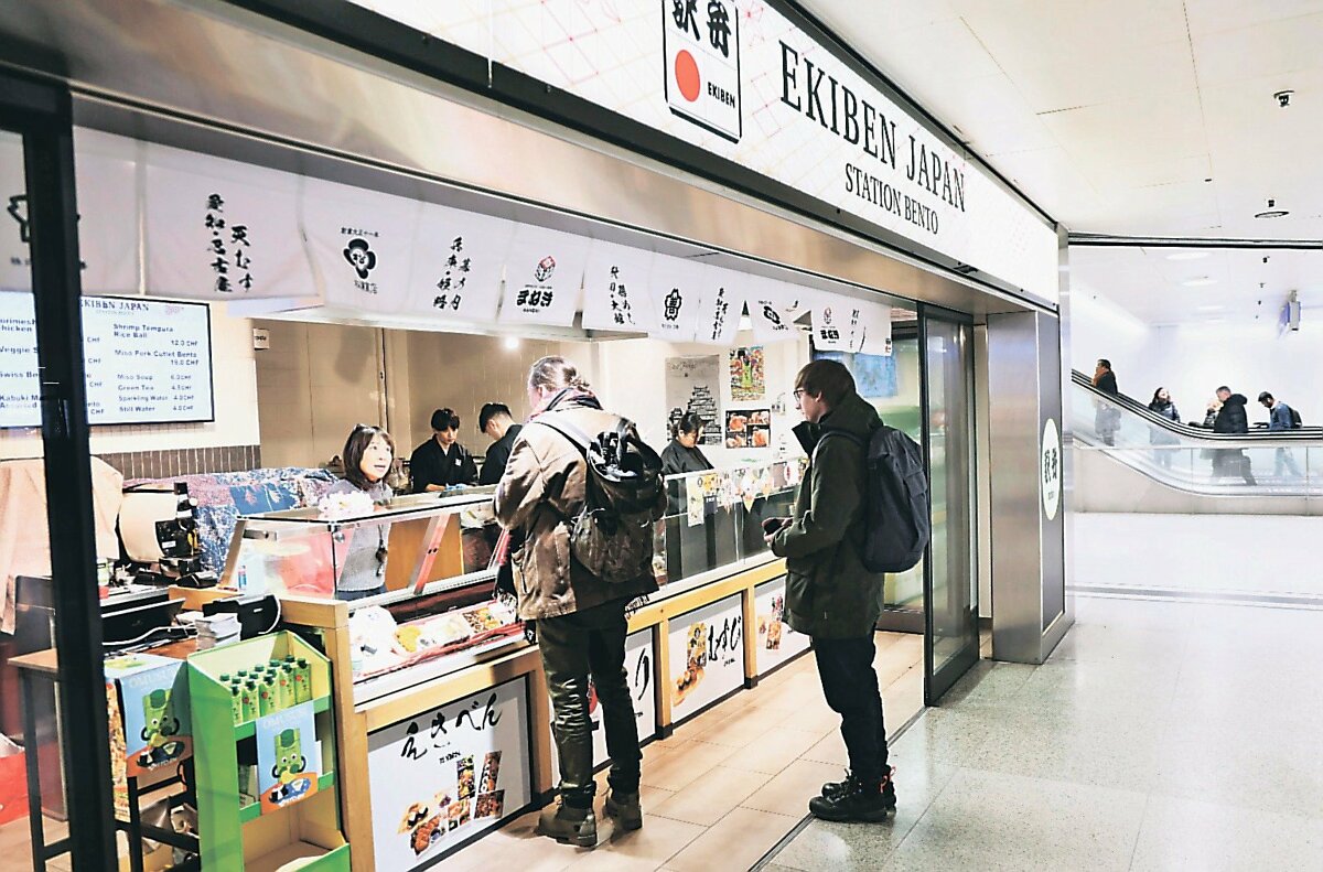 Mọi người mua ekiben tại Ga trung tâm Zurich ở Thụy Sĩ, vào ngày 6/2/2025, khi gian hàng khai trương cua-hang-ekiben
