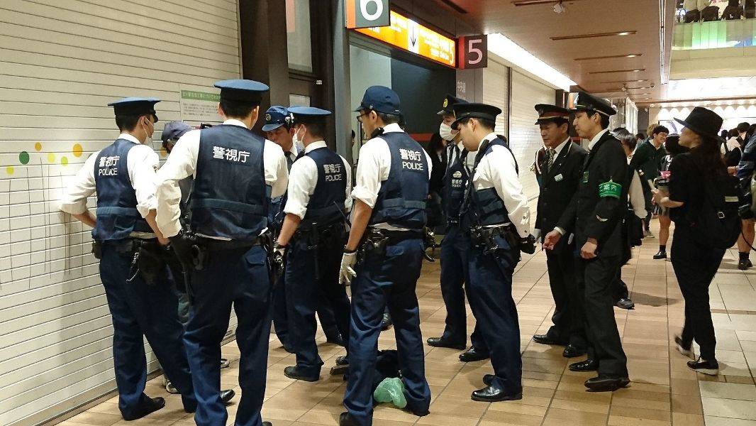 japan-police-arrest-1 japan-police-arrest-1