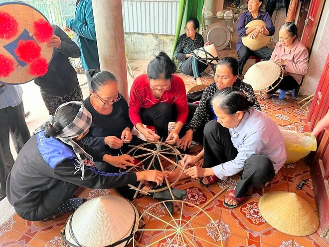 nghệ-nhân-nón-Việt-Nam nghe-nhan-nón-Việt-Nam