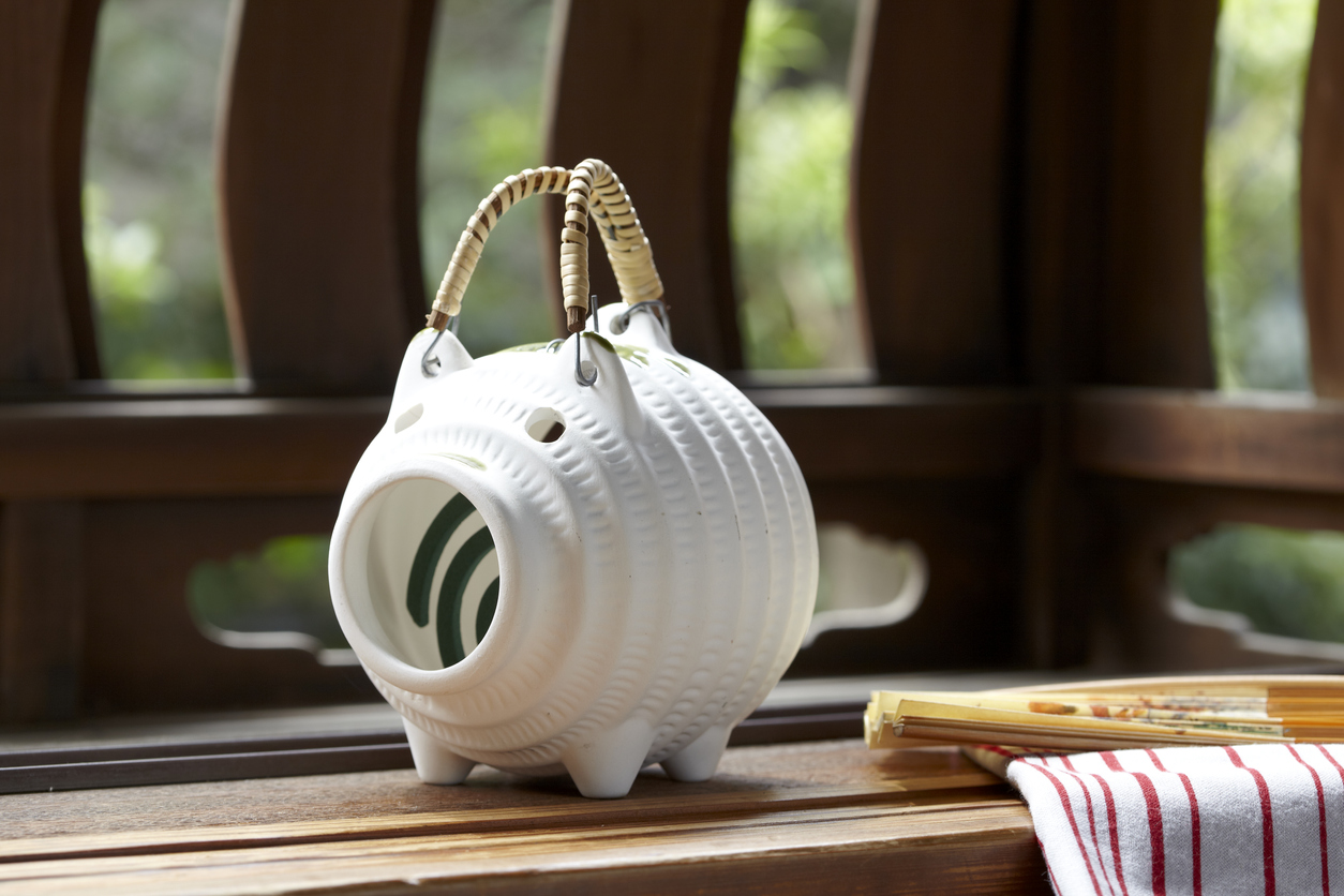 hương-muỗi-trong-bình-gốm-katori-buta huong-muoi-trong-binh-gom-katori-buta
