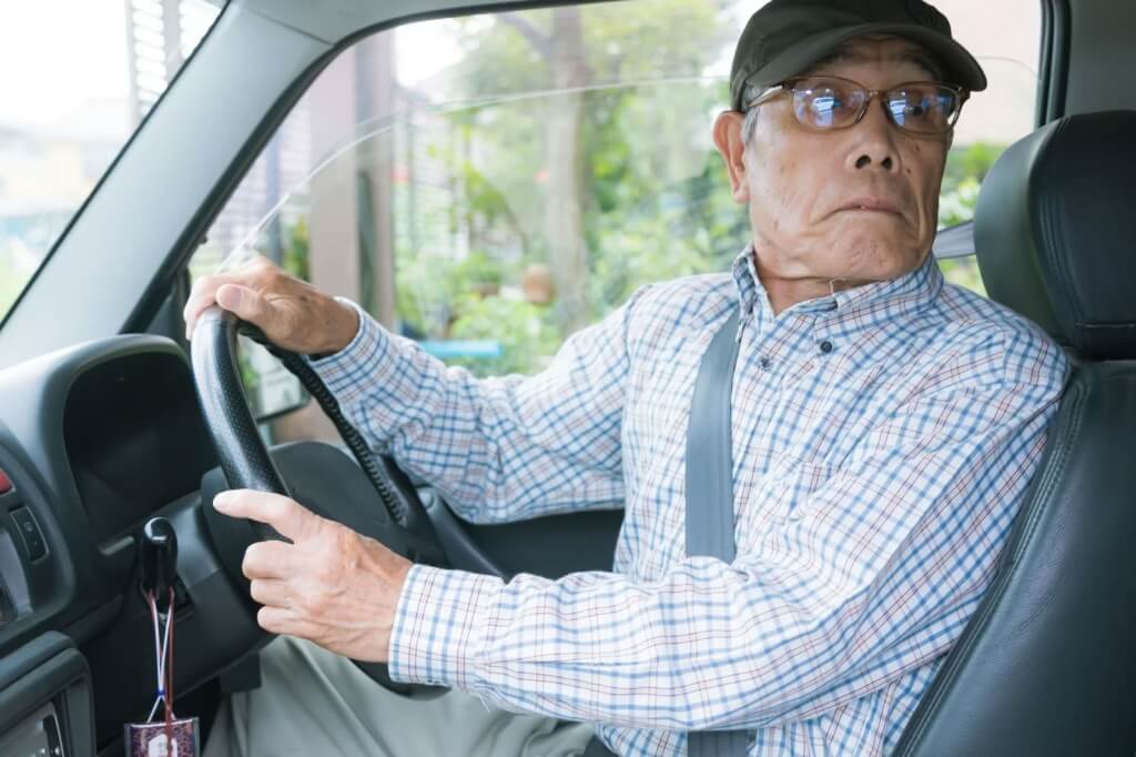 người-cao-tuổi-lái-xe người-cao-tuổi-lái-xe