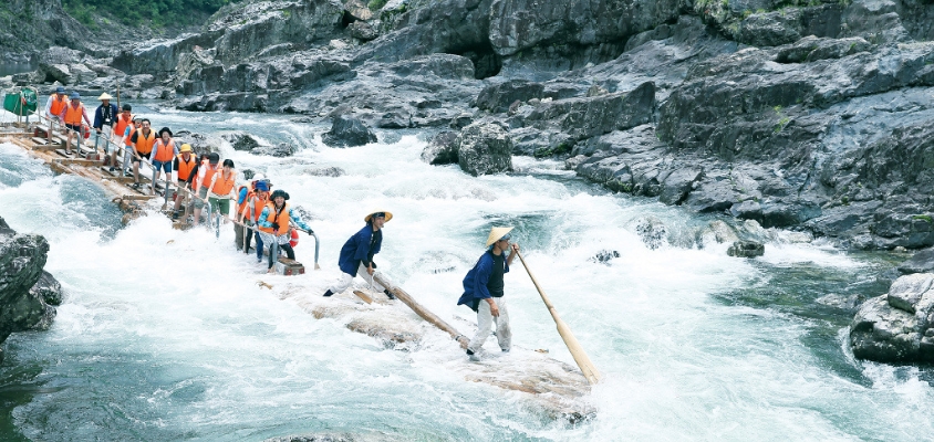 Trải nghiệm "tàu lượn tự nhiên" trên những chiếc bè gỗ xuôi dòng nước xiết