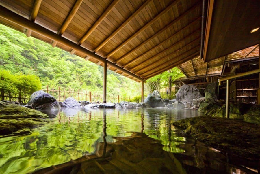 Không gian tắm suối nước nóng ngoài trời onsen