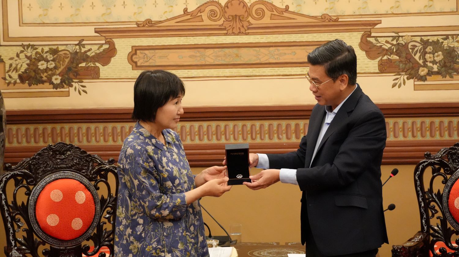 Ông Nguyễn Văn Dũng - Phó Chủ tịch UBND TP.HCM trao quà kỉ niệm cho bà Hirose Noriko - Đại sứ Du lịch TP.HCM tại tỉnh Aichi. aichi-HCM
