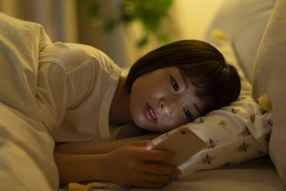 dùng-điện-thoại-trước-khi-ngủ-gây-khó-ngủ dung-dien-thoai-truoc-khi-ngu-gay-kho-ngu