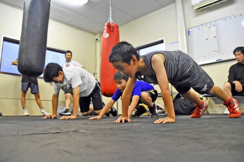 lớp-học-boxing-của-sư-yanaru lop-hoc-boxing-cua-su-yanaru