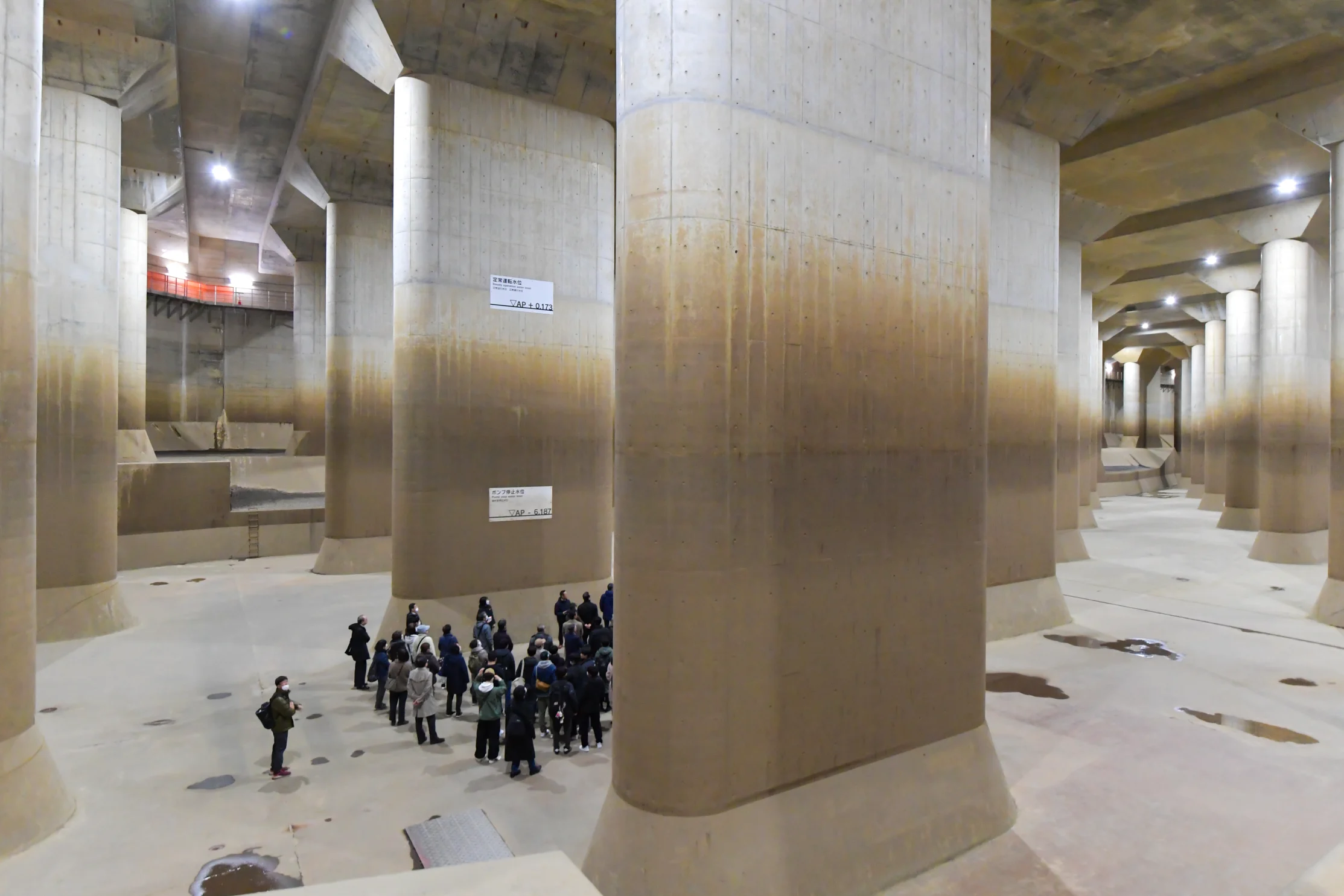 du-khách-tham-quan-hầm-kasukabe