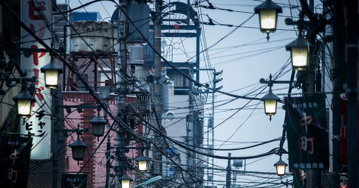 Tại sao bầu trời Nhật Bản lại chằng chịt dây điện?