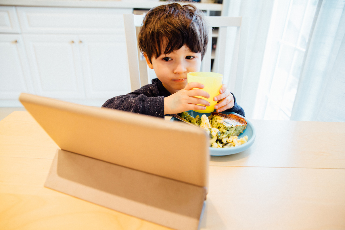 Toddler-Screen-Time-While-Eating