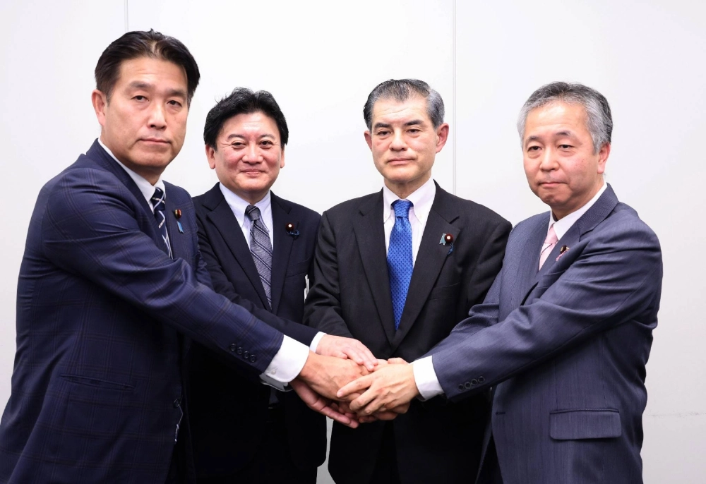 các-quan-chức-từ-3-đảng-lớn-bắt-tay-nhau