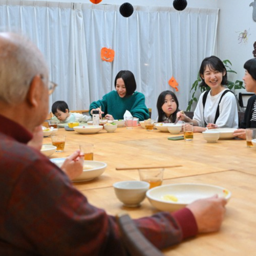 Gia đình "tập thể" - sợi dây gắn kết mới của xã hội Nhật Bản