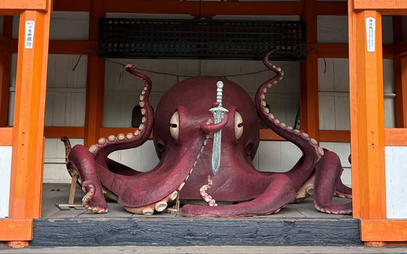 bức-tượng-điêu-khắc-bạch-tuộc-và-thanh-thần-kiếm