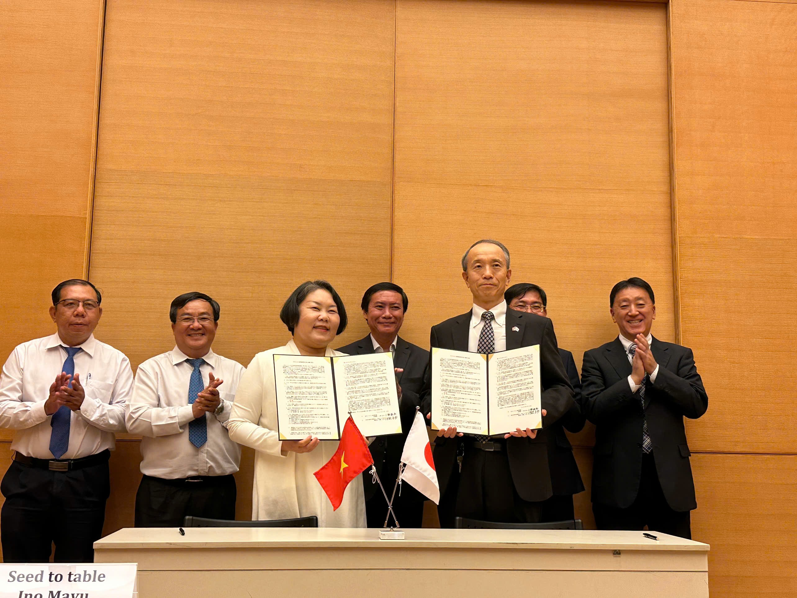 Hình lưu niệm sau ký kết