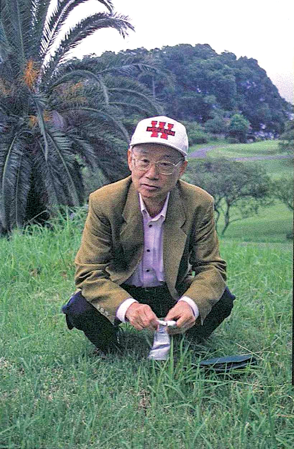 giáo-sư-omura-thu-thập-mẫu-đất