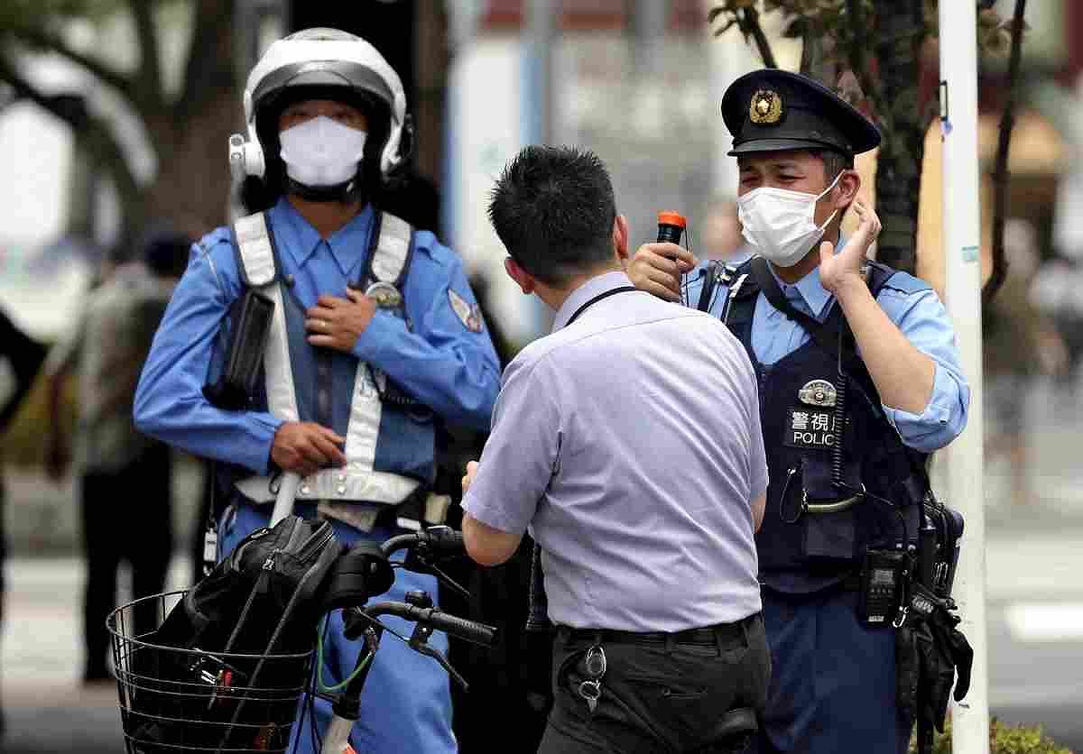 cảnh-sát-nhắc-nhở-người-đi-xe-đạp