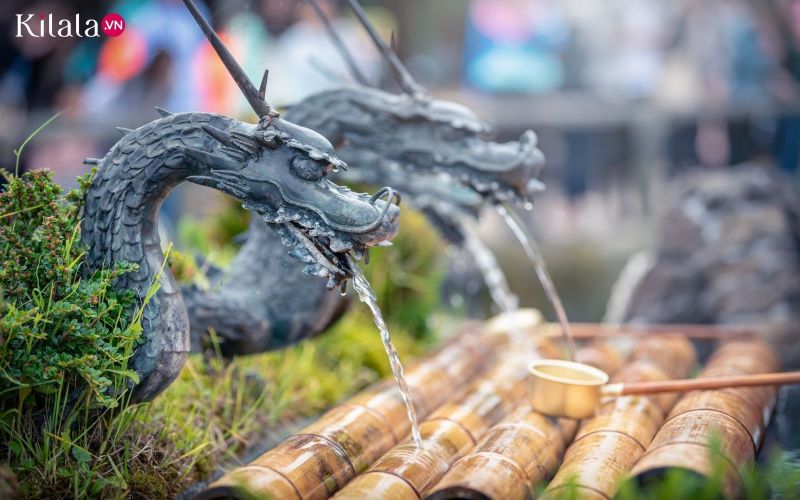 lay-nuoc-thanh-tay-o-dau-lang-oshino-hakkai