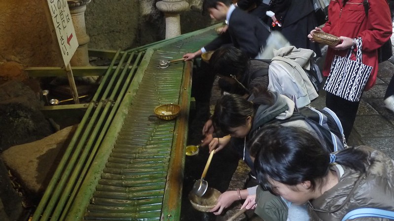 du-khách-rửa-tiền-trong-đền