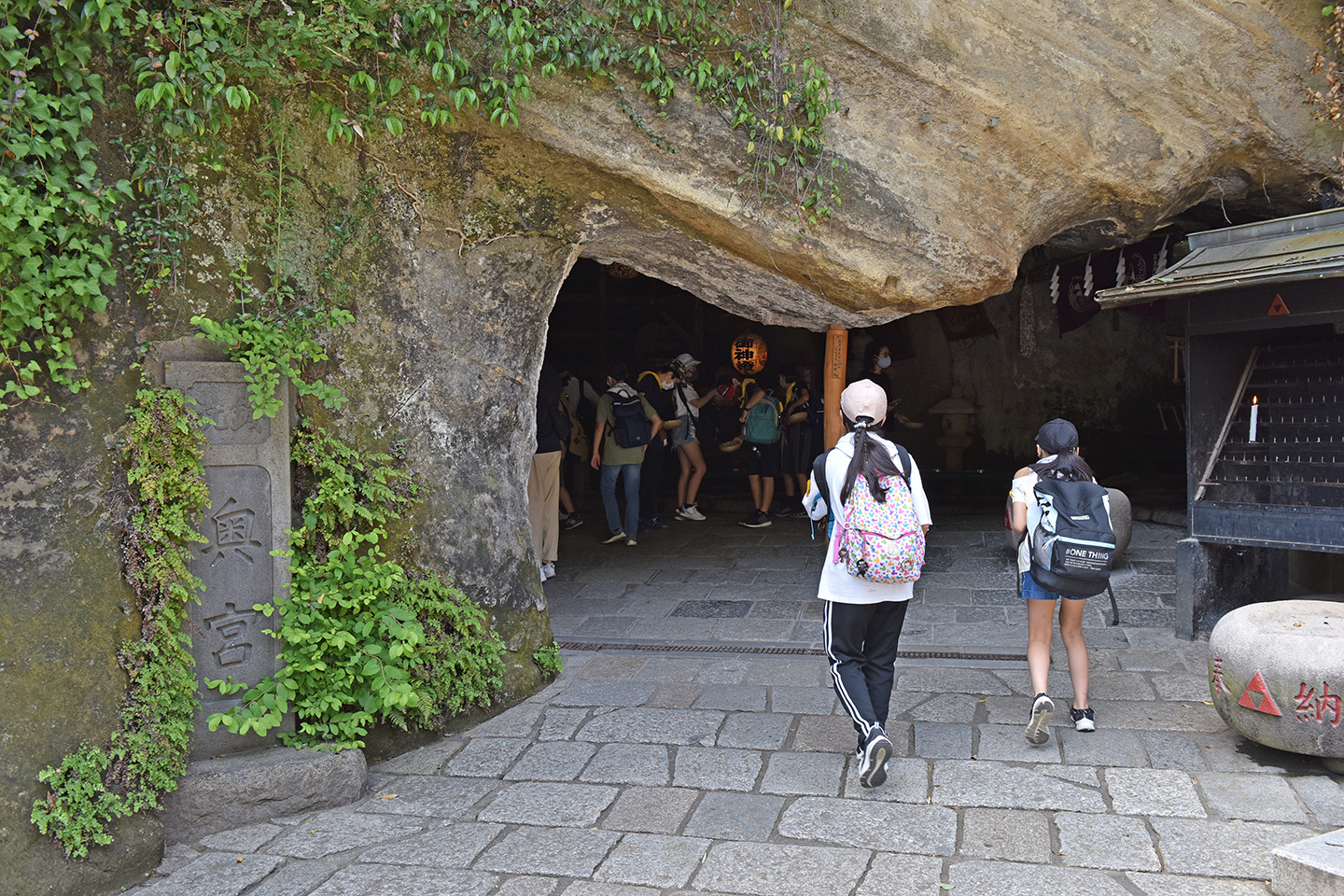 lối-vào-con-suối