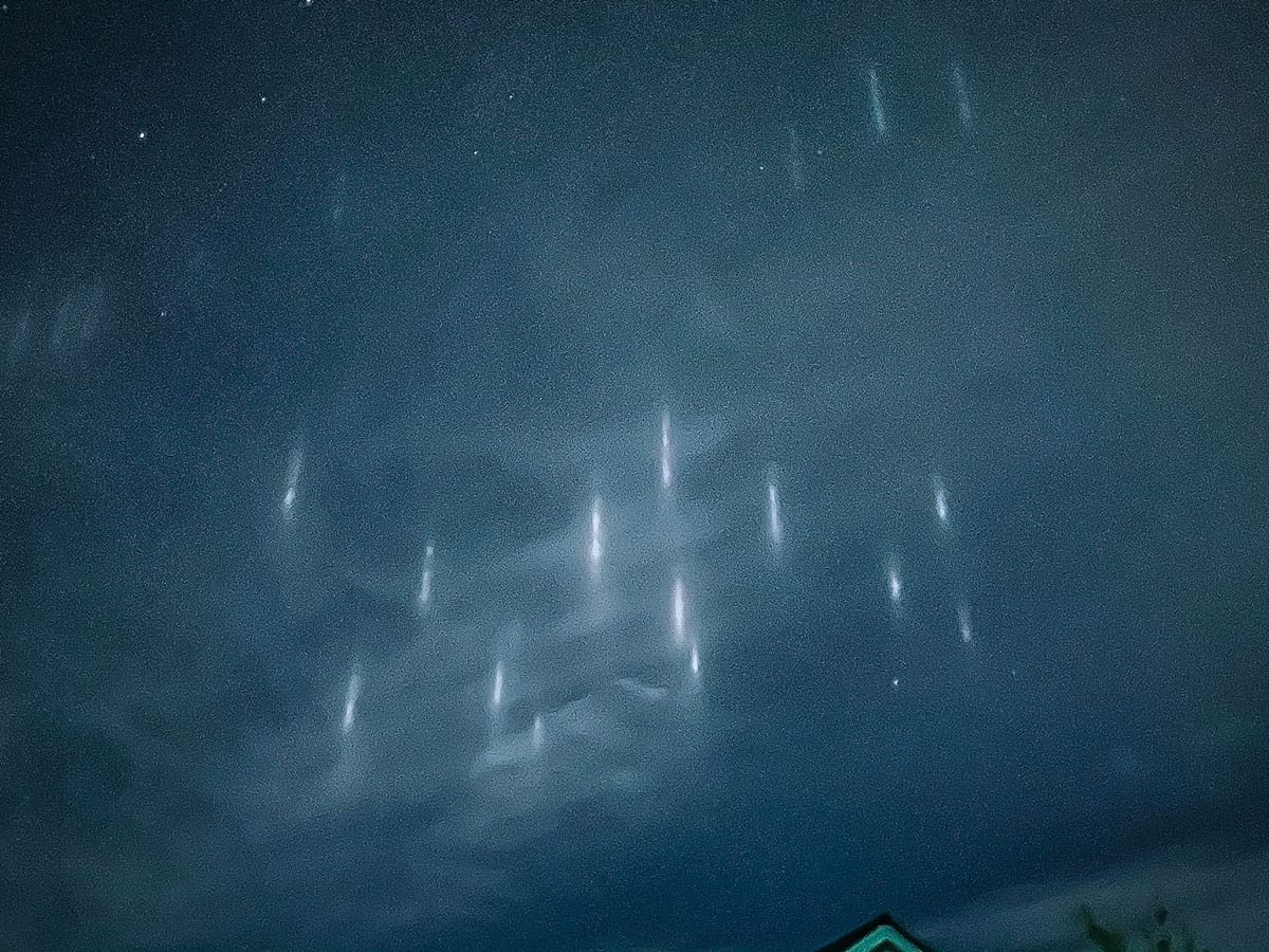 Những cột sáng tựa UFO trên bầu trời Nhật Bản