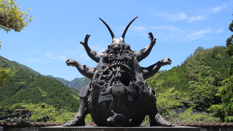 Tượng gián Sumo thu hút du khách đến ngôi làng miền núi hẻo lánh