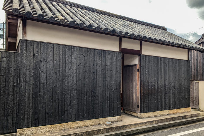 nhà-được-ốp-gỗ-yakisugi-ở-naoshima