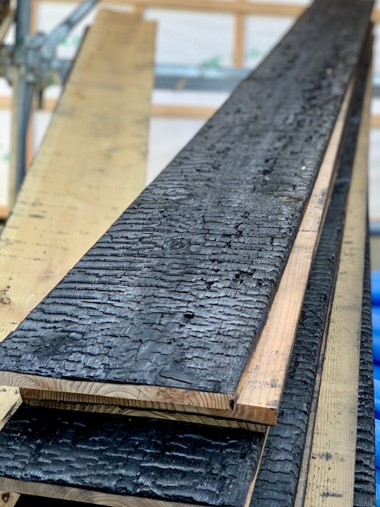 lớp-than-carbon-trên-bề-mặt-gỗ-yakisugi