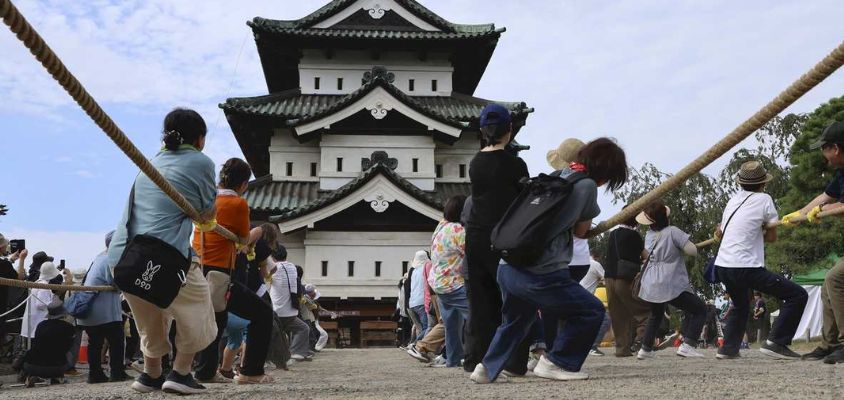 Gần 2.000 người kéo tháp chính lâu đài Hirosaki nặng gần 400 tấn về vị trí cũ