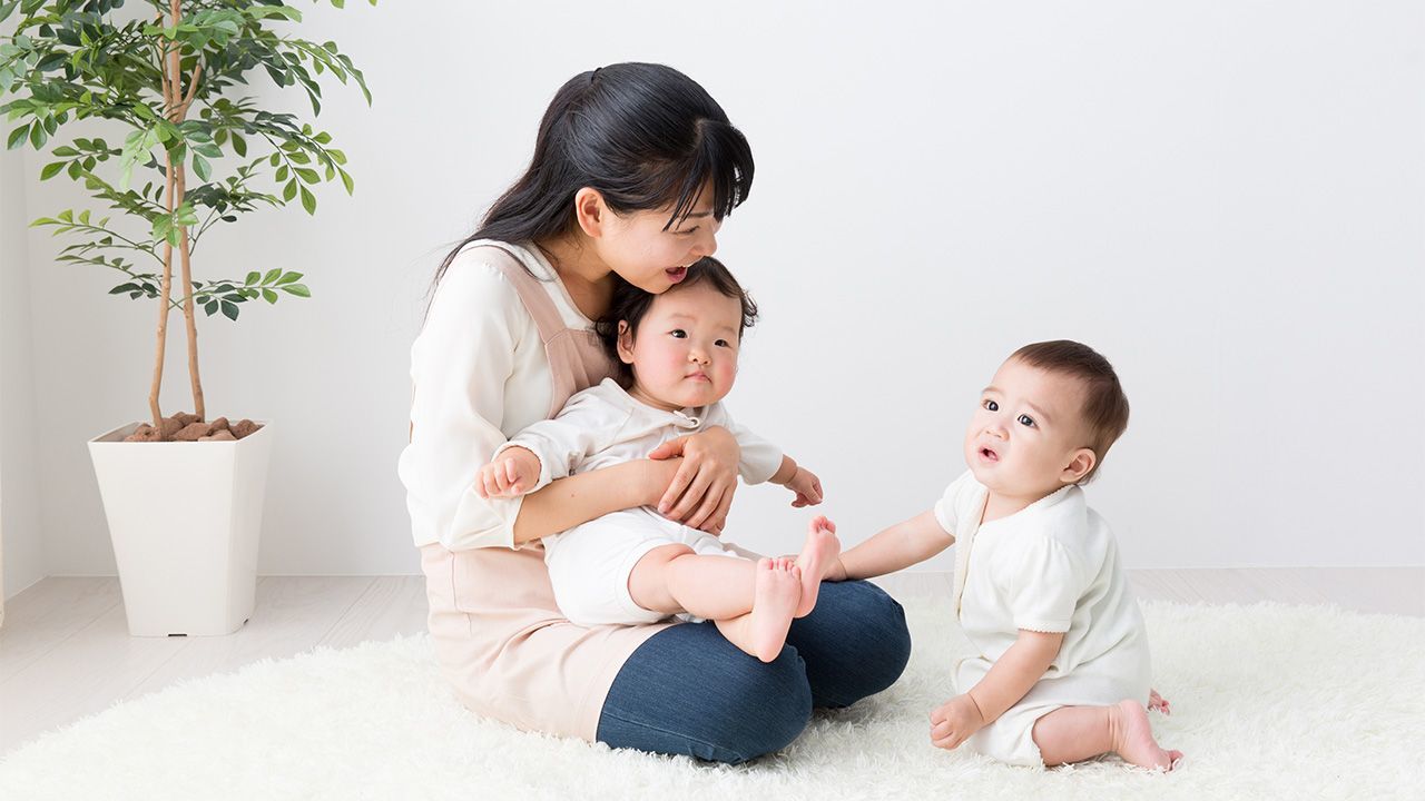 việc chăm sóc con cái và gia đình gắn liền với người phụ nữ