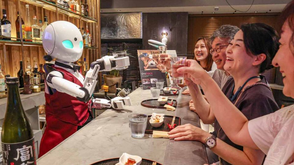 Snack Bar do robot phục vụ tạo cơ hội làm việc từ xa cho người khuyết tật