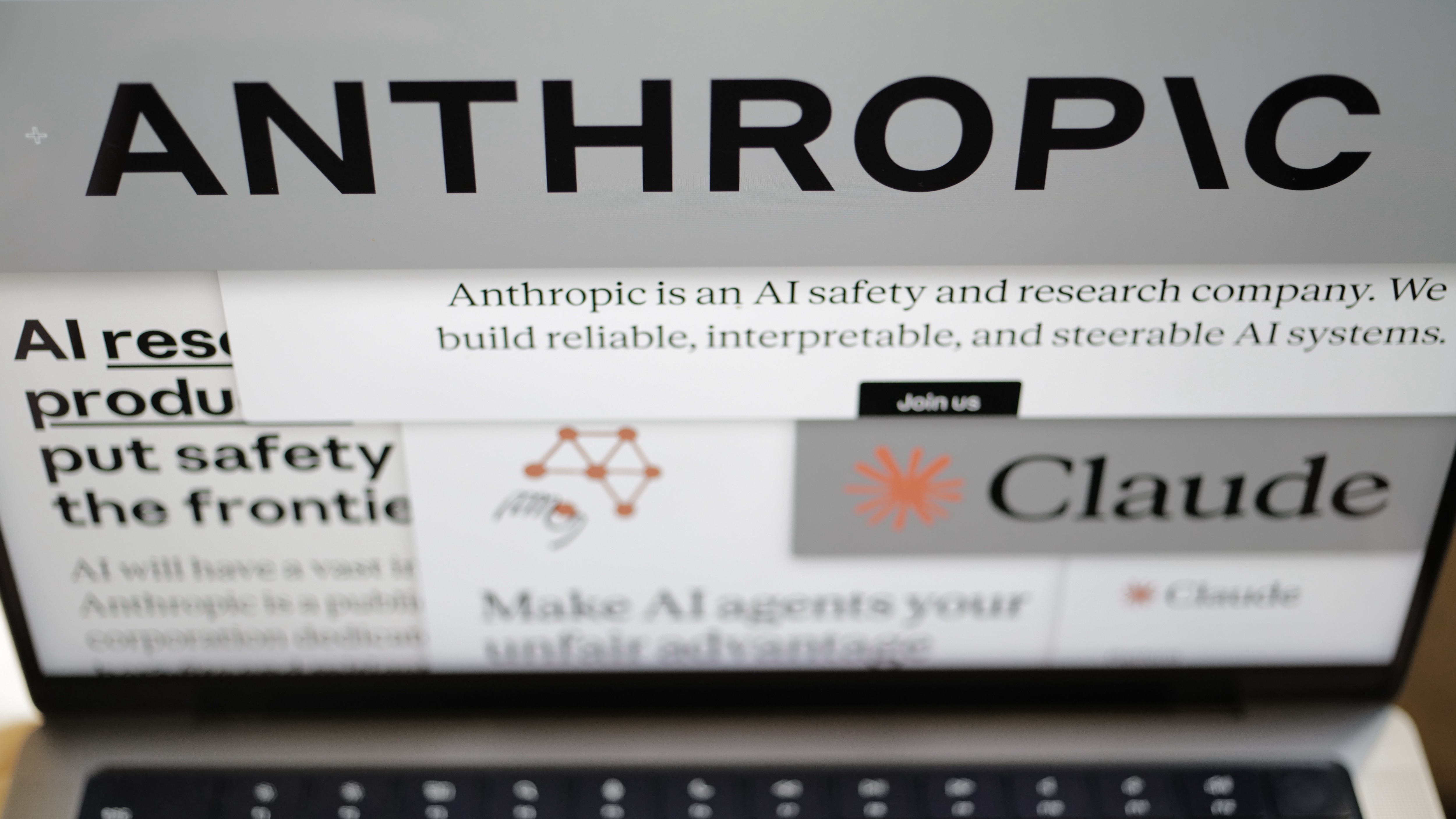 vu-kien-anthropic
