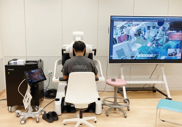 bác sĩ điều khiển robot phẫu thuật từ xa