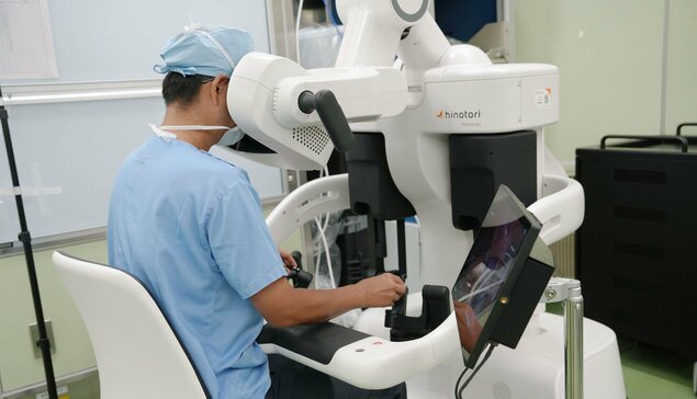 bác sĩ điều khiển robot phẫu thuật từ xa -1 