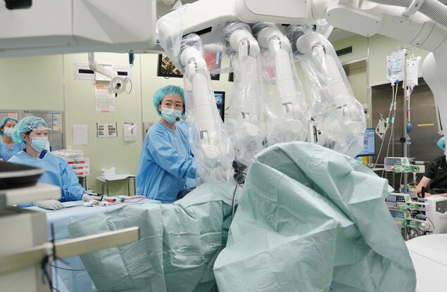 bác sĩ tại phòng mổ trực tiếp điều khiển robot phẫu thuật
