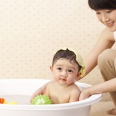 Đừng chọn sữa tắm cho bé có mùi hương quá nồng!