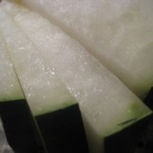 Xua tan chứng phù nề ngày hè với bí đao