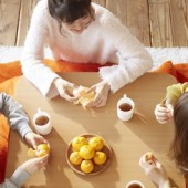 Bàn sưởi Kotatsu: vật dụng không thể thiếu trong mỗi gia đình