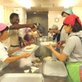 Một ngày phát cà ri cho người vô gia cư tại Tokyo