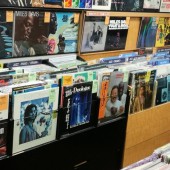 Có gì đặc biệt trong những chiếc đĩa than “pressed in Japan”?