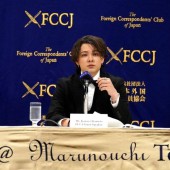 Nam ca sĩ cáo buộc ông trùm âm nhạc quá cố của Johnny's lạm dụng tình dục