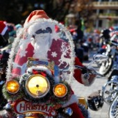 Ông già Noel diễu hành ở Tokyo để chống nạn ngược đãi trẻ em