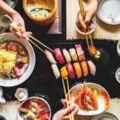 Quy tắc trên bàn ăn Nhật: Nên & Không Nên