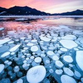 Bong bóng băng xuất hiện trên mặt hồ Nukabira ở Hokkaido