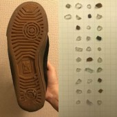 Bộ sưu tập sỏi dính ở đế giày của họa sĩ người Nhật