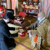 Dịch vụ tang lễ cho những chiếc kim máy hát bị hỏng