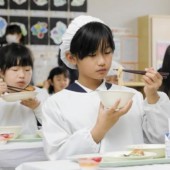 Bún bò được đưa vào thực đơn các trường ở thành phố Saijo