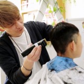 Người đàn ông mang dịch vụ cắt tóc yêu thương đến trẻ chậm phát triển