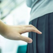 Chikan: Phải làm gì khi bị quấy rối tại nơi công cộng?